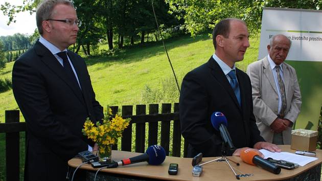 Novým ředitelem Správy NP a CHKO Šumava byl ministrem životního prostředí jmenován od 1. července dosavadní náměstek Jana Stráského Jiří Mánek (uprostřed).