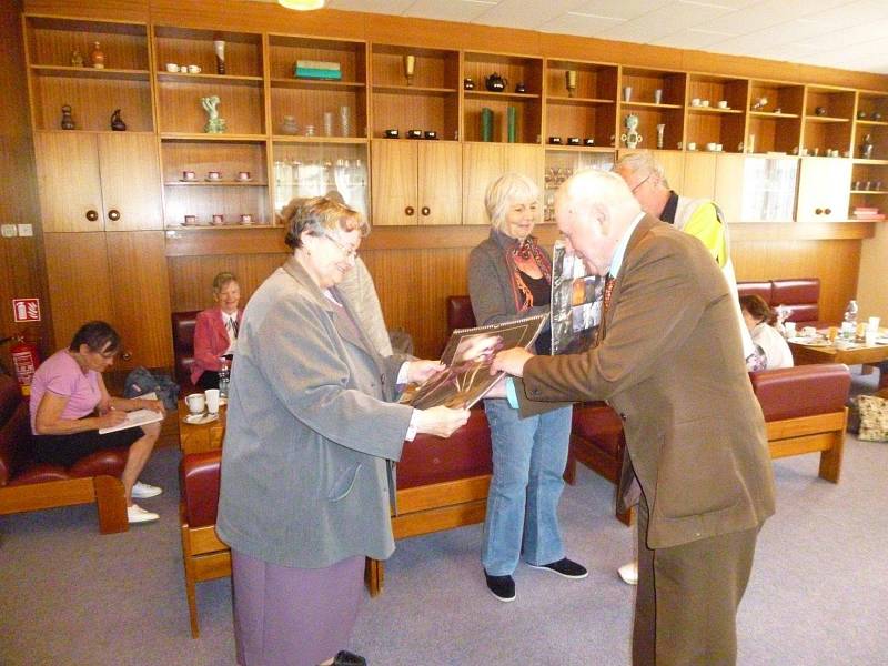 Rada prachatických seniorů navštívila místa pro seniory v Písku při výjezdním zasedání.