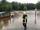 S evakuací na Soumarském Mostě pomáhali i hasiči z Lenory.