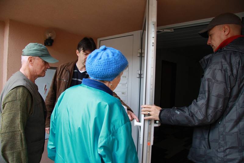 Do panelového domu v Nebahovské ulici sice Svobodovi nevstupují poprvé, ale tentokrát je to poprvé, kdy vchodovými dveřmi projdou jako jeho nájemníci.
