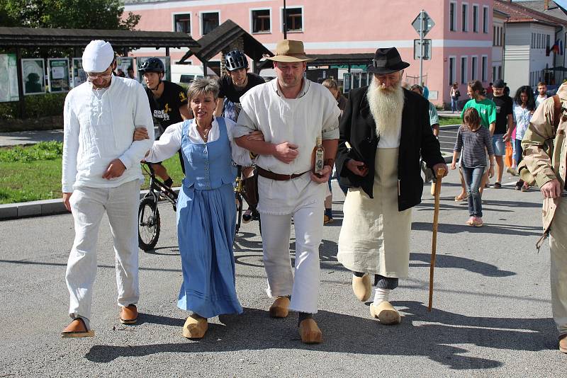 Tradiční volarský dřevákový průvod absolvovalo 152 návštěvníků oslav.