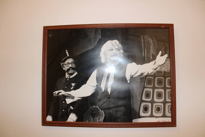 V prostorách Městského úřadu v Husinci je k vidění výstava, která provádí životem génia. Otevřeli ji samotní herci Divadla Járy Cimrmana.