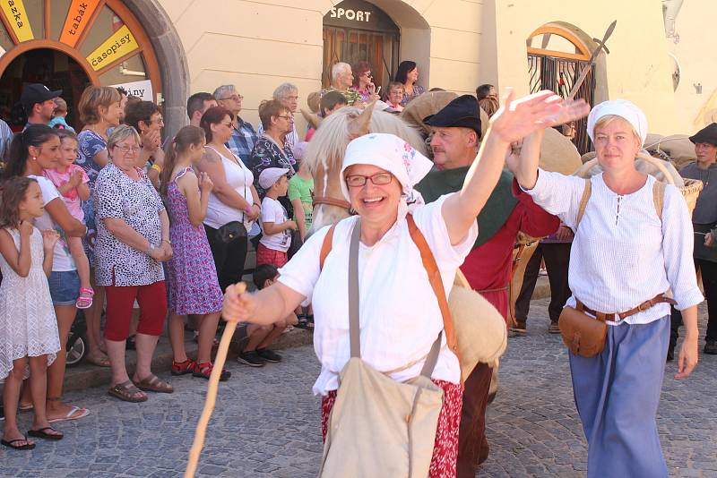 Kočár tažený koňmi přivezl na Velké náměstí Leonu Machálkovou. V průvodu se představili všichni účinkující.