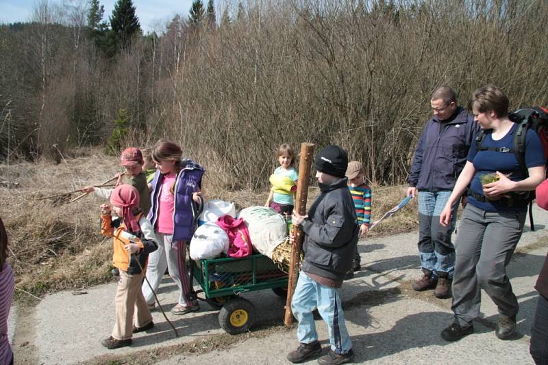 V sobotu přivítaly děti jaro ve Vimperku u Šumavouse.