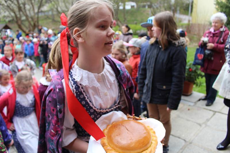 Děti ze ZŠ Vodňanská v Prachaticích se rozloučily se zimou tradičním vhozením Morany do Živného potoka.