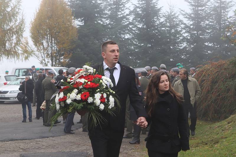 Pohřeb Tomáše Procházky v jeho rodných Prachaticích začíná v 12 hodin. Smuteční hosté přicházejí.