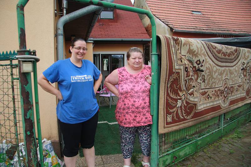 Tři domy, ve kterých počítají majitelé škody,  vytopené sklepy, podmáčené trávníky a nepořádek. To všechno za sebou nechala voda, která protekla obcí Chlumany na Prachaticku v sobotu 22. června.