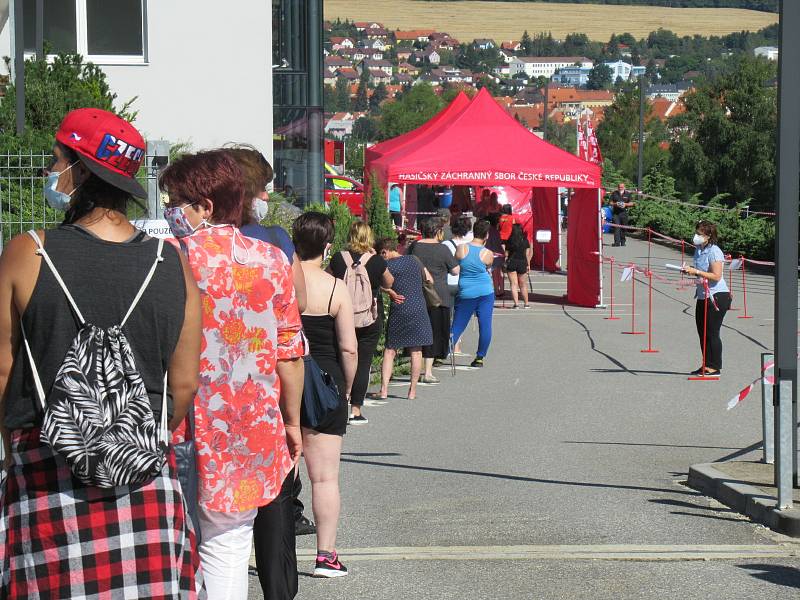 Každou hodinu během středečního dopoledne postoupilo odebrání vzorků z nosohltanu asi 25 zaměstnanců firmy InTiCa Systems Prachatice, vše se uskutečnilo v klidu, odpoledne přijdou na řadu jednotlivci.