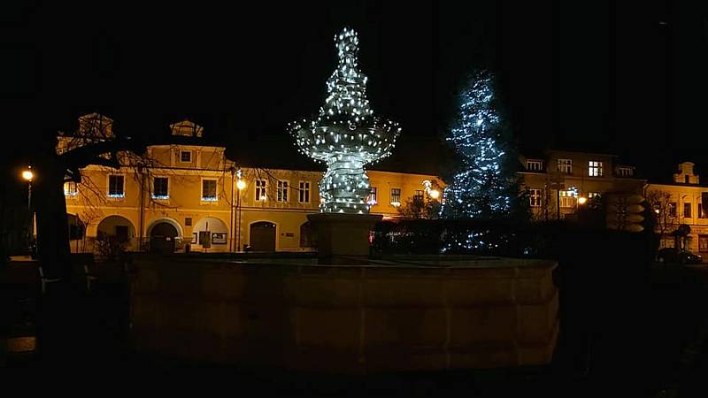 Vánoční strom na Mírovém náměstí v Netolicích.