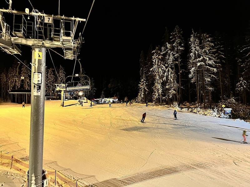 Skvěle upravená sjezdovka a lidí tak akorát. Takové je večerní lyžování na zadovské Kobyle.
