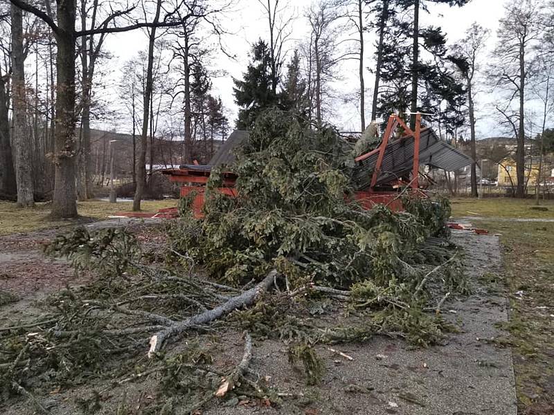 Letní parket ve Zdíkově je zničil spadlý strom.