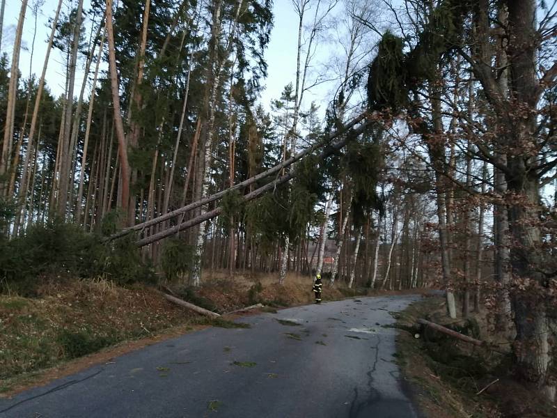 Sabine potrápila Netolicko. Hasiči se nezastavili.