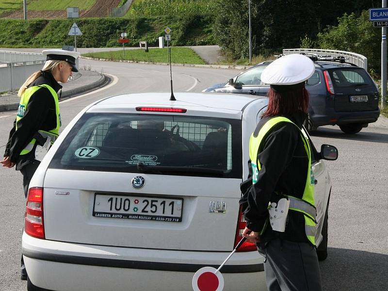 Hned ráno obsadila policejní hlídka most v Těšovicích