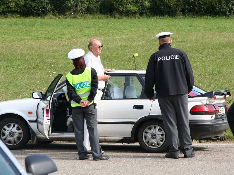 "oklady v pořádku, ale tu výzdobu ve vozidle byste měl odstranit," konstatovala policejní hlídka.