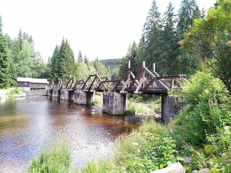 Hradlový most u Modravy je ve špatném stavu. Opravovat se bude až do června příštího roku.