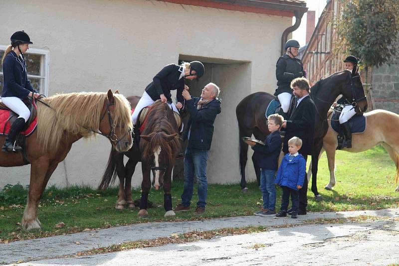 Hubertova jízda 2019 na zámku Skalice v Bohumilicích. Foto: Deník/Nikola Beranová