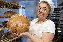 Pekárnu v Husinci její nový majitel Miloslav Čermák opravil a pec topí na plné obrátky, vydala i první chléb. Na snímku vedoucí pekárny Klára Šebele.