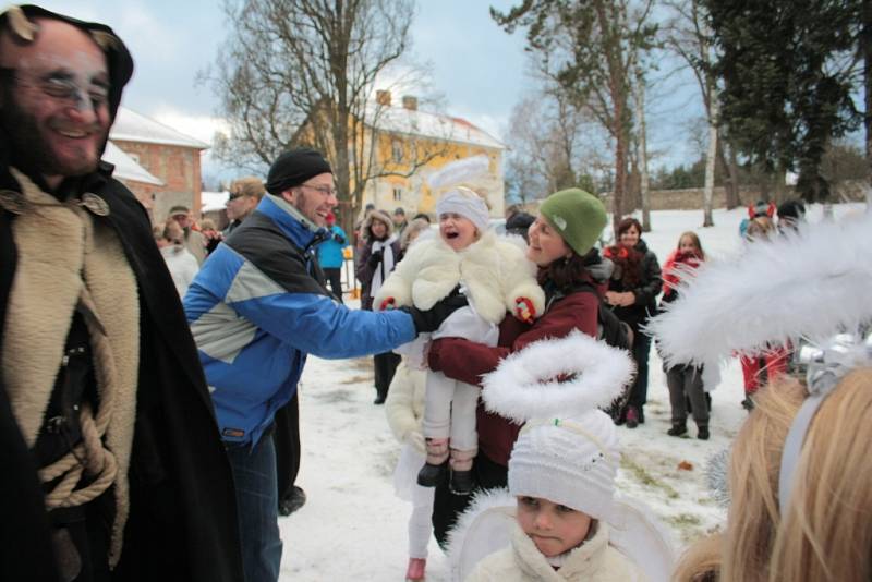 Mikulášskou nadílku jako vyvrcholení celého mikulášského odpoledne připravili nejen pro děti v areálu jízdárny zámku Skalice v Bohumilicích.