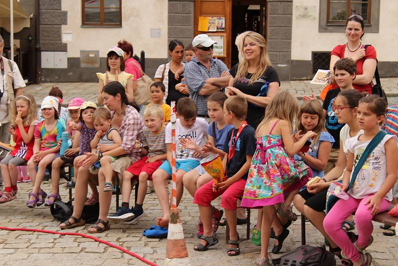 Stan na Velkém náměstí rozbalil při Muzejní noci Brick Cirk Cirkus Sakra. Klaun do svého vystoupení zatáhl i malé diváky. Ti se všichni skvěle bavili.