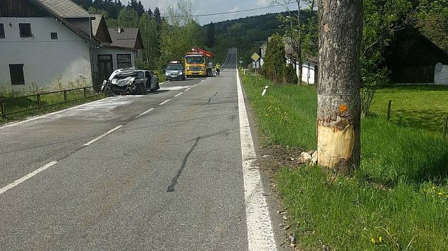 V úterý kolem 14:15 hodin došlo na Korkusově Huti k vážné dopravní nehodě. Motor zůstal po nehodě zhruba 30 metrů od vozidla. Na místě přistával i vrtulník letecké záchranné služby.