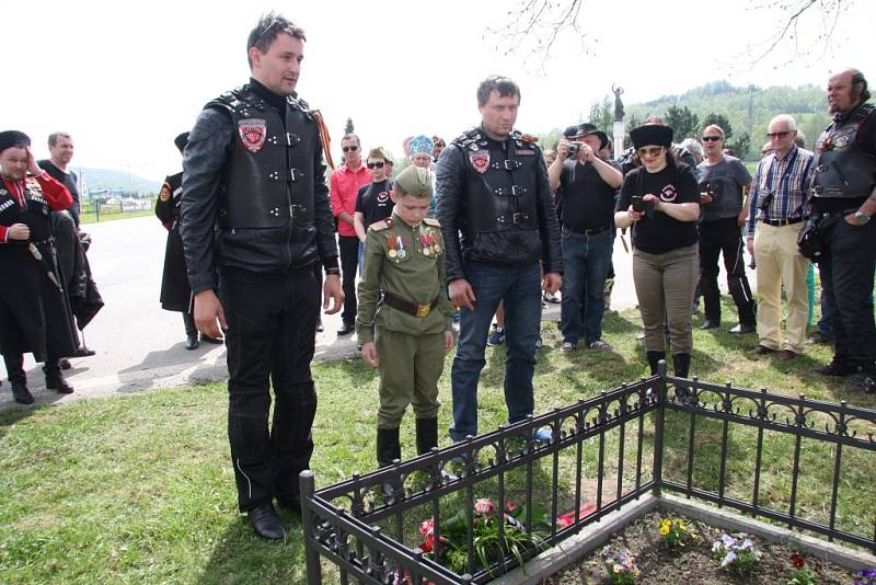 Místo původního památníku leží pod silnicí, konec druhé světové války na Prachaticku připomíná novější. I sem přišli Noční vlci položit květiny.