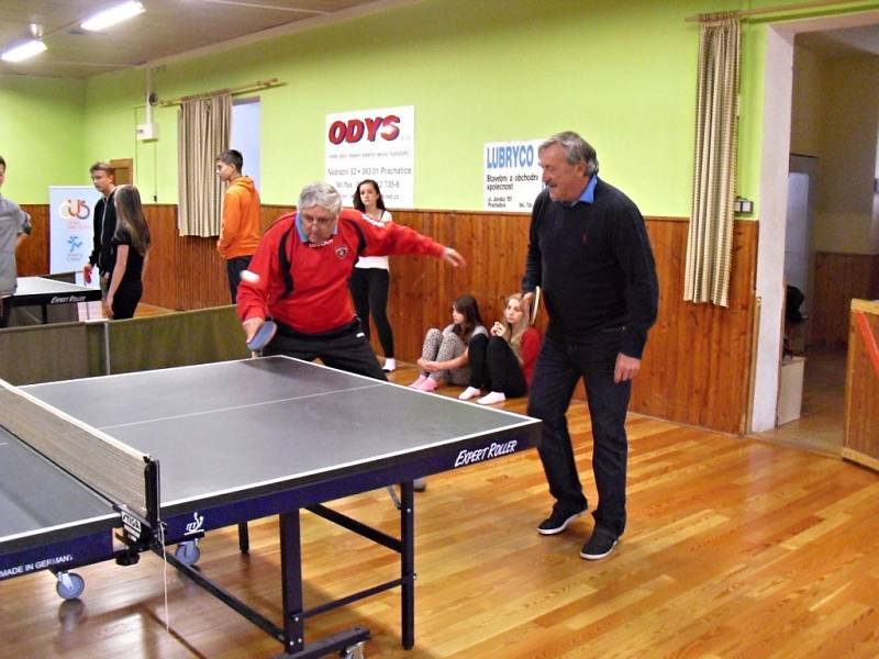 Antonín Panenka a Karol Dobiaš si s dětmi zahráli stolní tenis.