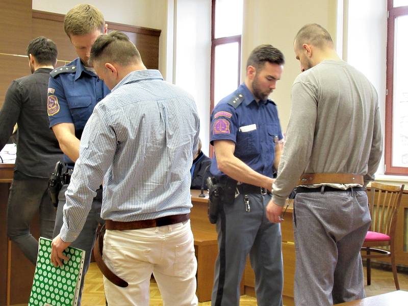 Případ drogového bosse Rudolfa Chalaše přezdívaného policisty Satan znovu projednává Krajský soud v Českých Budějovicích. Na lavici obžalovaných usedl se svým komplicem Dominikem Luderou z Vimperka.