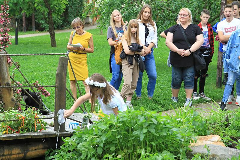 Slavnost otevírání studánek v hospicovém parku v Prachaticích.