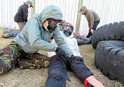 Výcvikově-vzdělávací centrum Elite Training Center Lhenice pod vedením poručíka Jaroslava Duchoně připravuje kurzy bojové medicíny pro ukrajinské občany zdarma. Jeden z nich se uskutečnil v neděli 20. března.