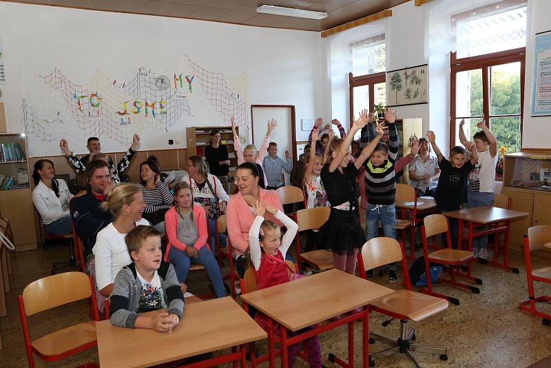 Do ZŠ v Borových Ladách dvacet sedm žáků školy odzvonilo prázdninám, z toho jsou tři prvňáčci. Radost, smích a pohoda to jsou synonyma pro dnešní den!