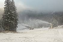 Na Hochfichtu na Šumavě spustili 20. listopadu 2020 sněžná děla.