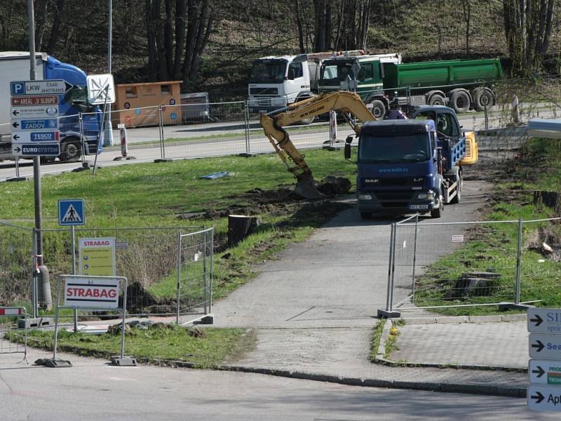 Firma Strabag zahájila v úterý práce na stavbě nové okružní křižovatky ve Vimperku. První na řadě je demolice lávky pro pěší.