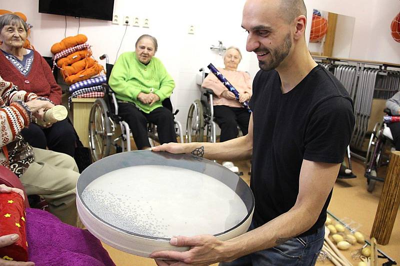 Jiří Gabriel Kučera seniorům ukázal, co dokáží zvuky a jak si s nimi zacvičit.