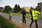 Tři domy, ve kterých počítají majitelé škody,  vytopené sklepy, podmáčené trávníky a nepořádek. To všechno za sebou nechala voda, která protekla obcí Chlumany na Prachaticku v sobotu 22. června.