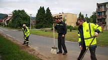 Tři domy, ve kterých počítají majitelé škody,  vytopené sklepy, podmáčené trávníky a nepořádek. To všechno za sebou nechala voda, která protekla obcí Chlumany na Prachaticku v sobotu 22. června.