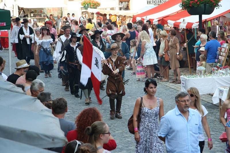 Slavnosti Zlaté stezky v Prachaticích zahájil v pátek v 17 hodin slavnostní průvod a historická ceremonie věnovaná zasedání městské rady nad návrhem nové prachatické kašny.