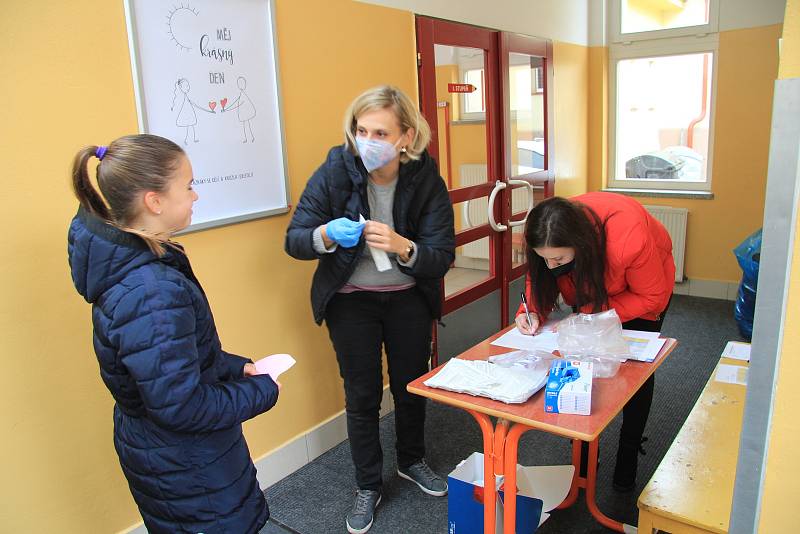 Děti, ze tříd ZŠ Vodňanská v Prachaticích, které covid-19 poslal do karantény, přišly v sobotu 20. listopadu na PCR test do školy.