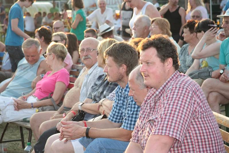 Podvečer a večer patřil opět zpěvu a vynikající náladě. O tu se postupně postaraly kapely Turbo, Lucky Brew, Na Plech, Ivan Mládek & Banjo Band, Bags a Masch.