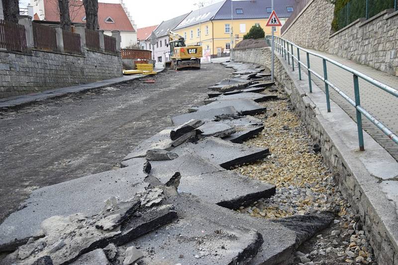 Další část rekonstrukce ulice 1. máje ve Vimperku začala.