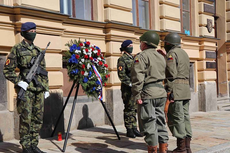 Odhalení pamětní desky na prachatickém Velkém náměstí. Bude připomínat osvobození ameriskou armádou.