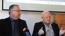 Ředitel prachatického hospicu Robert Huneš (vlevo) v úterý 19. července oznámil kandidaturu do senátu.