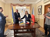 Ředitel Užanského NP Yaroslav Shukal a  ředitel NP Šumava Pavel Hubený si předávají podepsané listiny.