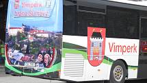 Do Prahy míří autobusy s reklamou na město Vimperk.