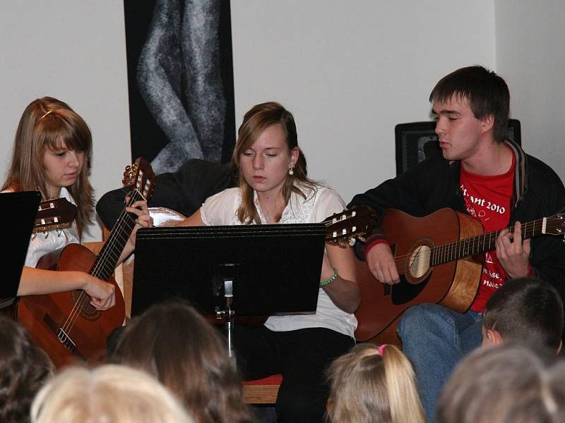 Kytarový koncert v Základní umělecké škole v Prachaticích.
