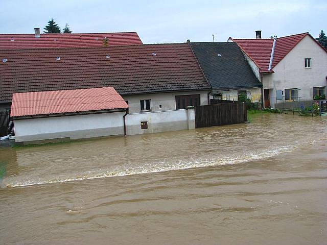 Ve Strunkovicích nad Blanicí je zatopeno dvacet pět domů.