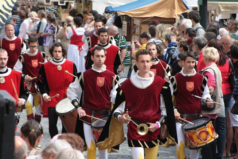 Sobotní program Slavností Zlaté stezky v Prachaticích odstartoval příchod historického průvodu s hlavním hostem letošních slavností Helenou Vondráčkovou.