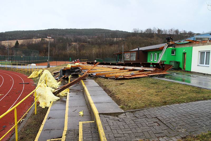 Orkán Sabina vzal střechu z kabin tenistů v Prachaticích.