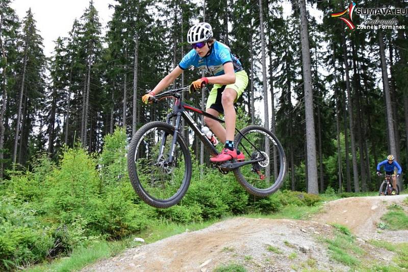 Mladí bikeři na Zadově trénují dvakrát denně v náročném terénu. To se jim bude při závodech hodit.