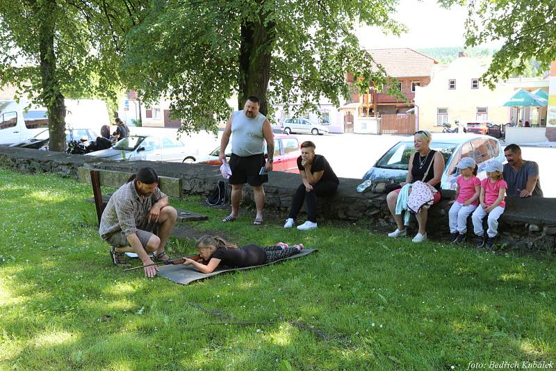 Vědomostní hru, čtení pasovacího glejtu a dobrou zábavu si užili Čkyňští při obecních oslavách.