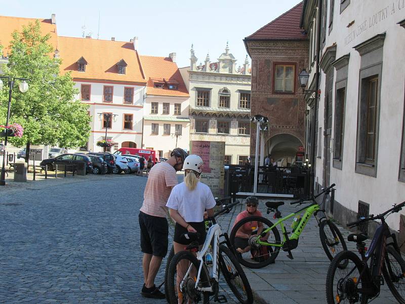 V Prachaticích od rána místní rozhlas hlásí opatření, která by lidé měli dodržovat. Roušky nasazuje asi polovina lidí především při nakupování. Izolovaní cizinci jsou vidět u ubytovny, když chodí kouřit ven.